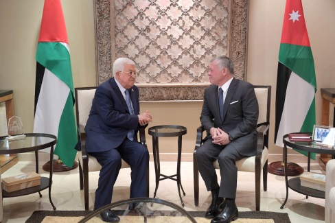 Mahmoud Abbas rencontre le roi de Jordanie. Saeb Erekat, secrétaire du comité exécutif de l'OLP, est à côté de Mahmoud Abbas; Hussein al-Sheikh, président de l'autorité générale pour les affaires civiles; et Majed Faraj, chef des renseignements généraux palestiniens (Wafa, 23 mai 2019)