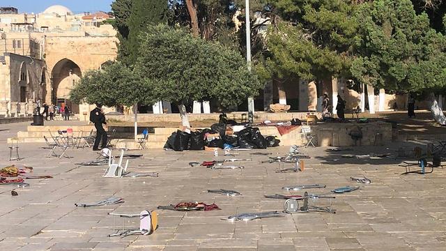 La scène des émeutes sur le mont du Temple après que des centaines d'émeutiers ont jeté des chaises et d'autres objets sur les forces de sécurité israéliennes (Forces de police israéliennes, 2 juin 2019) 