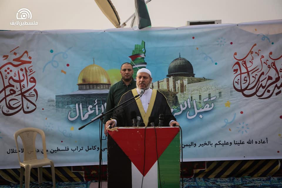 Khalil al-Haya delivers the Eid al-Fitr sermon.