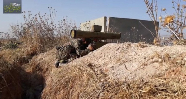 Un membre de l'Armée de la gloire s'apprêtant à lancer un missile antichar sur la route menant à Kafr Hud le 8 juin 2019 (Ibaa, 9 juin 2019)