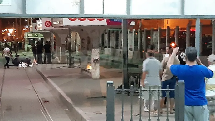 La scène du attaque près de la station de métro (Al-Arabiya, 3 juillet 2019)