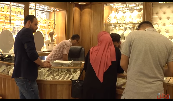 À Ramallah, des Palestiniens vendent des bijoux en or pour payer leurs dépenses quotidiennes (Chaîne de télévision Watan, 11 juillet 2019)