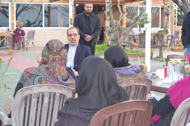 Senior official of the Iranian Embassy in Lebanon, Mohammad Sadeq Fadli, talking to the participants in the trip (Facebook page of the Nour Club, February 25, 2018)