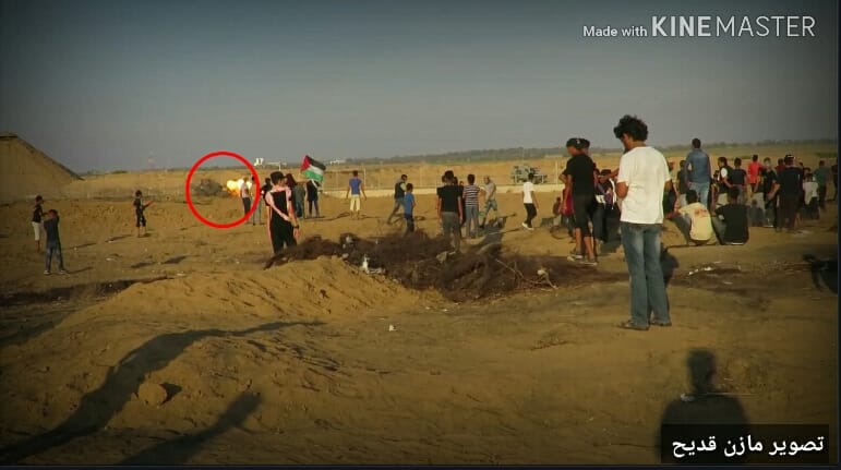 Firecrackers explode near the security fence east of Khan Yunis (Facebook page of photographer Mazen Qudih, July 27, 2019).