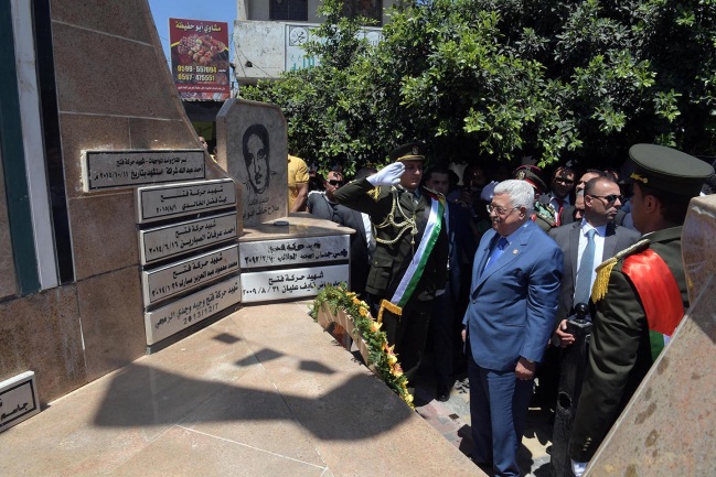 Mahmoud Abbas visits the Jilazoun refugee camp (Wafa, August 10, 2019).