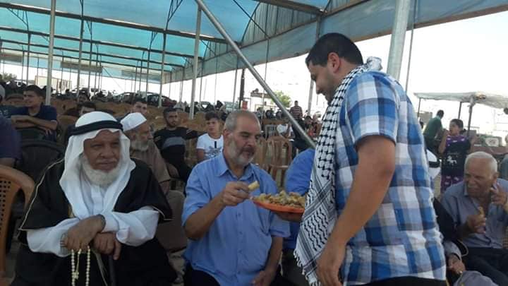 Distributing pastries to return march participants in the return camp in eastern Gaza City to celebrate the vehicular attack in Gush Etzion (Palestinian48 Facebook page, August 16, 2019