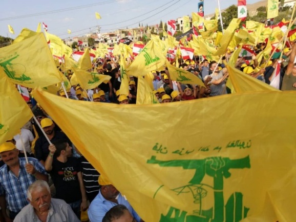 The audience waves Hezbollah flags (al-Nahar, August 25, 2019).