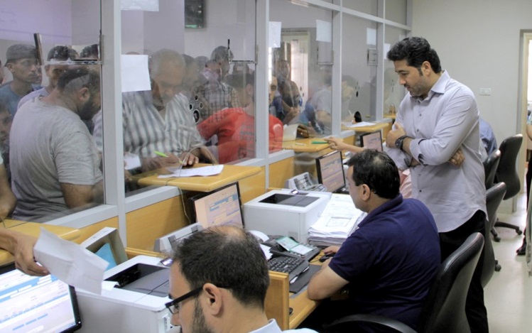 Khaled al-Hardan, vice-président du comité qatarien pour la reconstruction de la bande de Gaza, supervise la distribution des fonds d'aide dans les banques des bureaux de poste. 