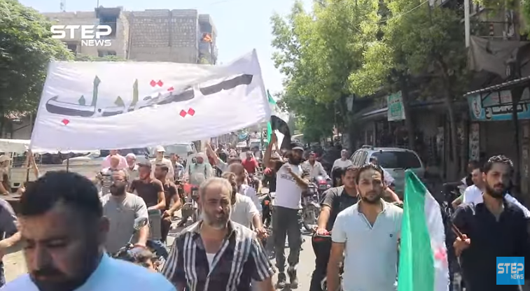 Les résidents d'Idlib manifestent contre l'accord d'Astana. Des drapeaux de l'armée syrienne libre sont visibles sur la photo (Khotwa, 30 août 2019).