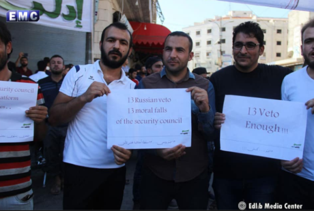 Des manifestants à Idlib tenant des pancartes condamnant le veto russe (Edlib Media Center, 20 septembre 2019)