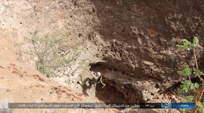 Membres de l'Etat islamique en opération pendant un entraînement d'escalade dans le camp d'entraînement de l'organisation en Somalie (Telegram, 21 septembre 2019). 