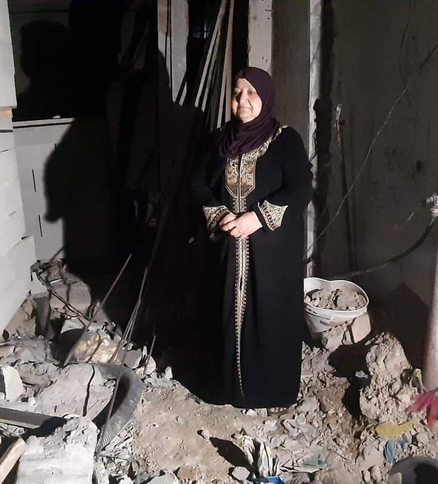 Islam Abu Hamid's mother, Um Nasser Abu Hamid, near the ruins of the house (Palestine Post Twitter account, October 24, 2018).