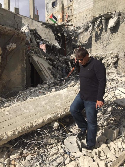 Jihad Tamliya visits the ruins of the Abu Hamid family's house (Jihad Tamliya's Twitter account, October 26, 2019). 