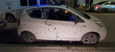 Vehicle damaged by shrapnel from the rocket fired at Sderot (Palinfo, November 1, 2019).