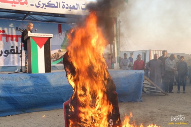 75258559_514379082626387_7992478523430273024_oBurning a poster of Lord Balfour in the return camp in eastern Gaza City (Facebook page of the Malaka return camp, November 1, 2019).