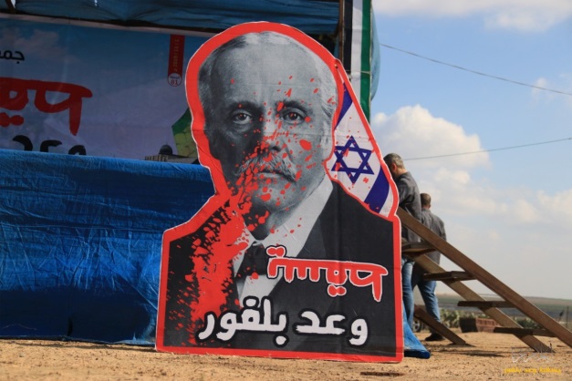 Burning a poster of Lord Balfour in the return camp in eastern Gaza City (Facebook page of the Malaka return camp, November 1, 2019).