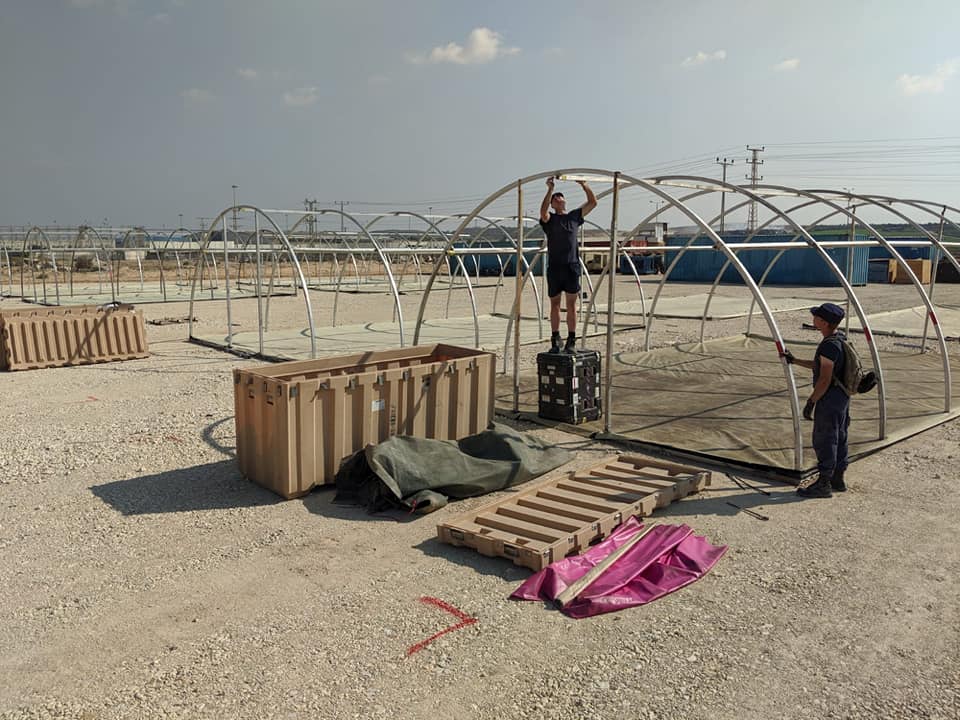 Construction de l'hôpital de campagne (Page Facebook de Friend Ships - Projet - Camp Gaza, 23 et 25 novembre 2019) 