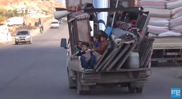 Residents who fled from the rural area south and east of Idlib making their way towards the border between Syria and Turkey (Khotwa, December 3, 2019)