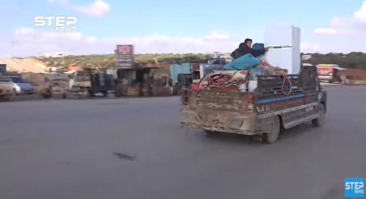 Residents who fled from the rural area south and east of Idlib making their way towards the border between Syria and Turkey (Khotwa, December 3, 2019)