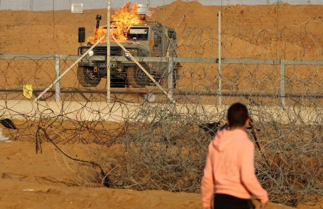 Un cocktail Molotov s'enflamme lorsqu'il heurte une jeep de Tsahal (Page Facebook du journaliste Hasan Aslih, 27 décembre 2018)