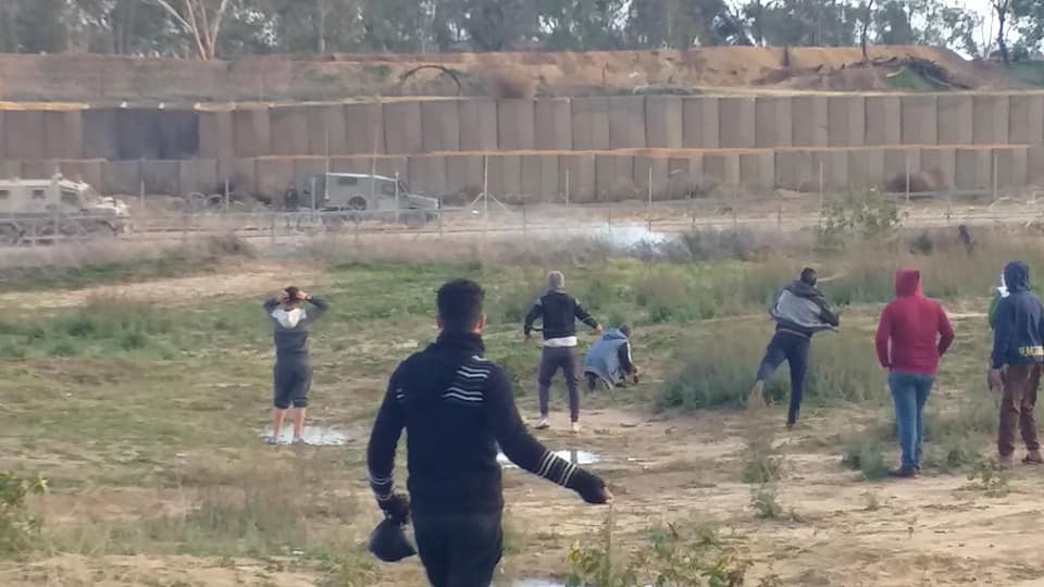 Des Palestiniens jettent des pierres sur des soldats de Tsahal dans la partie orientale du camp de réfugiés d'al-Bureij (Page Facebook Abu Wattan, 28 décembre 2018)