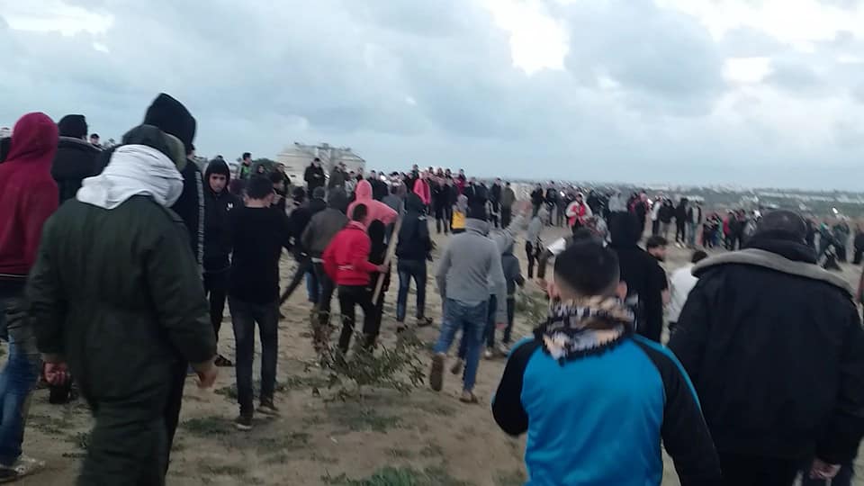 Des Palestiniens jettent des pierres sur des soldats de Tsahal dans la partie orientale du camp de réfugiés d'al-Bureij (Page Facebook Abu Wattan, 28 décembre 2018)