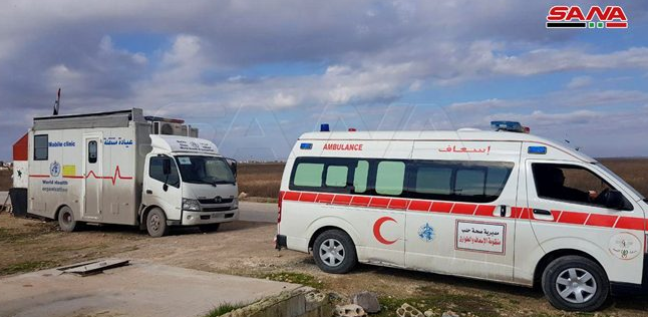 Ambulance et clinique mobile du régime syrien en attente de civils souhaitant passer par l'un des points de passage humanitaires dans la région d'Idlib (SANA, 13 janvier 2020)