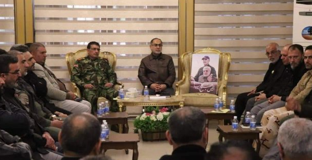 Réunion sur les priorités militaires et de sécurité tenue par les commandants de la Mobilisation populaire au siège du commandant adjoint de la mobilisation populaire. Sur la chaise au milieu, il y a une photo de Qassem Soleimani et Abu Mahdi al-Muhandis, qui ont été tués lors de l'attaque américaine du 3 janvier 2020 (al-hashed.net, 13 janvier 2020)