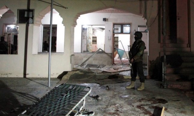 Un agent de sécurité pakistanais stationné à l'entrée de la mosquée où l'attentat suicide a été perpétré par l'Etat islamique (Samaa, une chaîne privée d'information par satellite au Pakistan, 11 janvier 2020). 