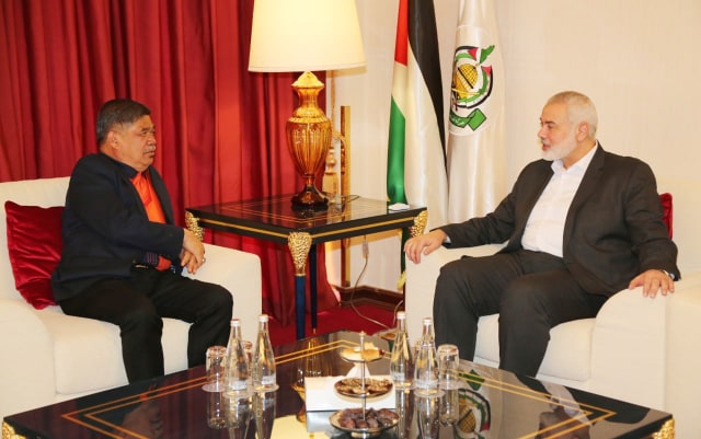 Isma'il Haniyeh meets with the Malaysian defense minister (extreme left) (Hamas website, January 19, 2020).