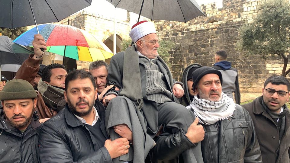 Sheikh Ikrima Sabri carried on the shoulders of worshippers as he leaves the Temple Mount (Filastin al-A'an Twitter account, January 24, 2020).