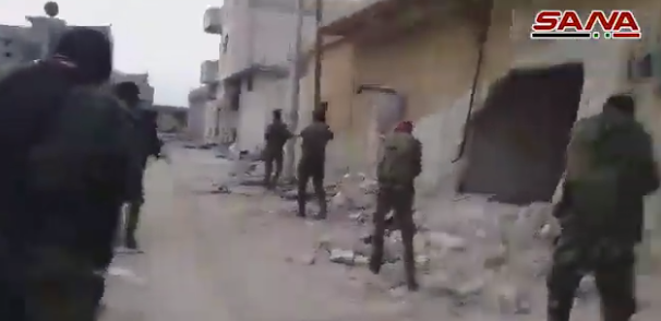 Soldats syriens dans l'un des quartiers de Maarat Nu'man.