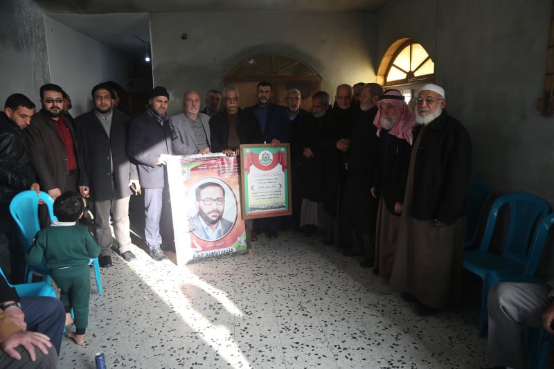 Le lancement d'une campagne terroriste pour rendre visite aux familles des chahids a commencé au domicile d'Ahmed al-Ja'abari dans la ville de Gaza (à droite) et de Fathi Shqaqi à Rafah (à gauche) (Site Internet du Hamas, 15 février 2020)