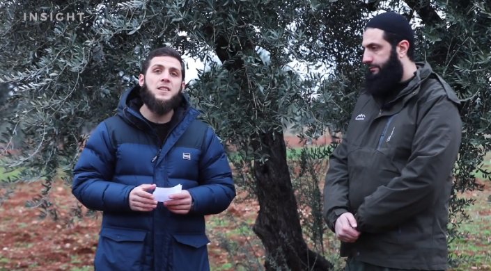 Abu Mohammad al-Julani (à droite), commandant du Siège de Libération d'Al-Sham, lors de l'interview (Insight Media Facebook, 16 février 2020)