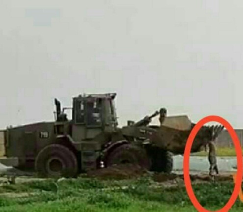 The body of the terrorist operative lifted by the blade of the bulldozer (Shehab Twitter account, February 23, 2020).