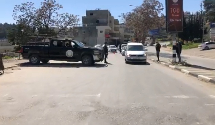 The Palestinian security services prevent vehicles from entering Bethlehem (QudsN Facebook page, March 8, 2020).