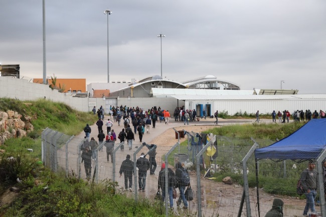 Palestinian workers enter Israel through the Hashmonaim Crossing (west of Ramallah) on their way to work in Israel (Wafa, March 18, 2020).