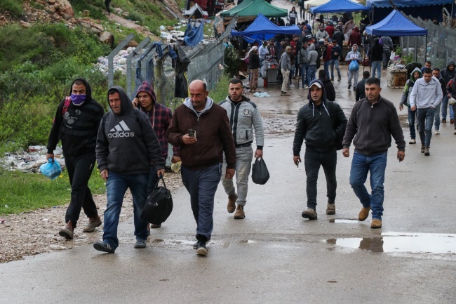 Palestinian workers enter Israel through the Hashmonaim Crossing (west of Ramallah) on their way to work in Israel (Wafa, March 18, 2020).