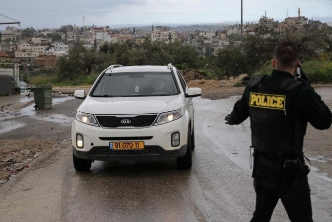 מנגנוני הביטחון ברשות מציבים מחסומים ומפקחים על הכניסה והיציאה בכפרים הפלסטיניים הגובלים בקו הירוק (ופא, 21 במרץ 2020)