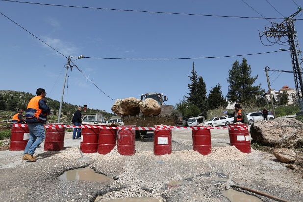 מחסומים בכניסות לדורא, דרומית לחברון (דף הפייסבוק של ופא, 23 במרץ 2020).