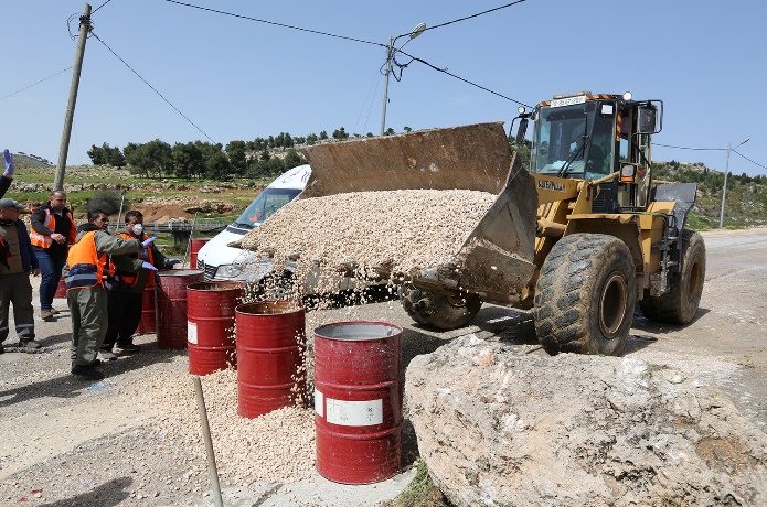 מחסומים בכניסות לדורא, דרומית לחברון (דף הפייסבוק של ופא, 23 במרץ 2020).