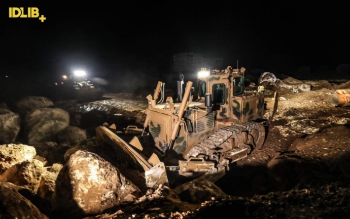 Bulldozers de l'armée turque déblayant la saleté et les rochers bloquant l'autoroute M-4 (Page Facebook Idlib Plus, 19 mars 2020) 