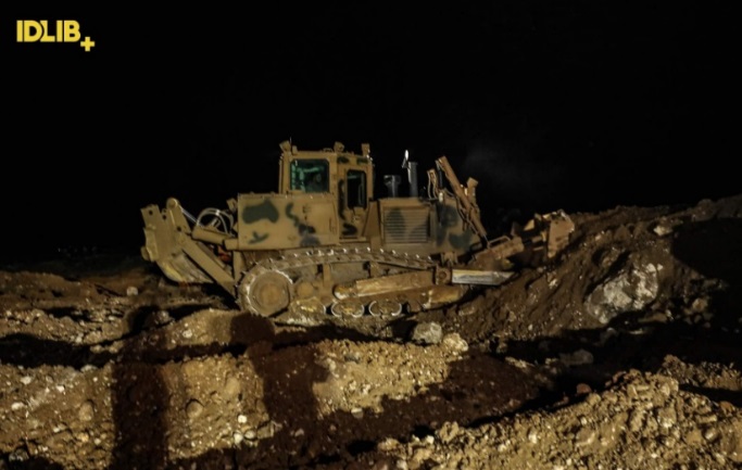 Bulldozers de l'armée turque déblayant la saleté et les rochers bloquant l'autoroute M-4 (Page Facebook Idlib Plus, 19 mars 2020)