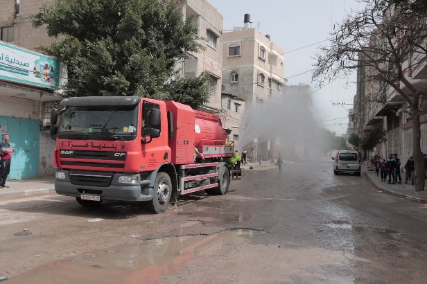 עירית עזה מחטאת את שוק יום השישי בשכונת אלשג'אעיה, שנסגר במסגרת צעדי המנע (דף הפייסבוק של עיריית עזה, 27 במרץ 2020)