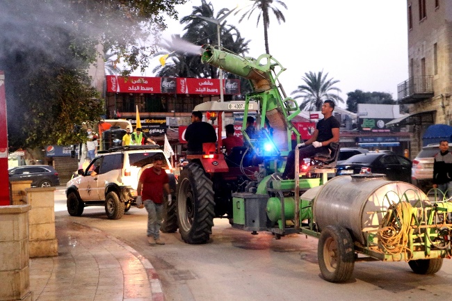 צוותי עיריית יריחו מחטאים מתקנים ציבוריים (ופא, 27 במרץ 2020)