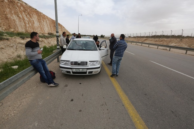 מנגנוני הביטחון פלסטינים עוצרים במרחב הכפרי של חברון פועלים פלסטינים שניסו להיכנס לישראל (ופא, 1 באפריל 2020)