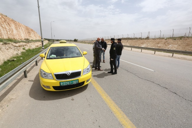 מנגנוני הביטחון פלסטינים עוצרים במרחב הכפרי של חברון פועלים פלסטינים שניסו להיכנס לישראל (ופא, 1 באפריל 2020)