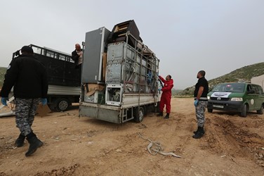 נגנוני הביטחון הפלסטיניים משמידים בדורא (דרומית לחברון) ציוד וריהוט משומש שהוברחו מישראל (ופא, 5 באפריל 2020)