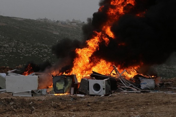 נגנוני הביטחון הפלסטיניים משמידים בדורא (דרומית לחברון) ציוד וריהוט משומש שהוברחו מישראל (ופא, 5 באפריל 2020)