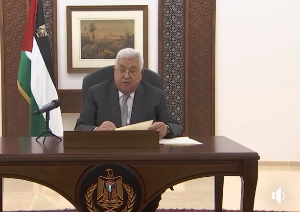 Mahmoud Abbas gives a speech from his office in Ramallah (Mahmoud Abbas' Facebook page, April 3, 2020).